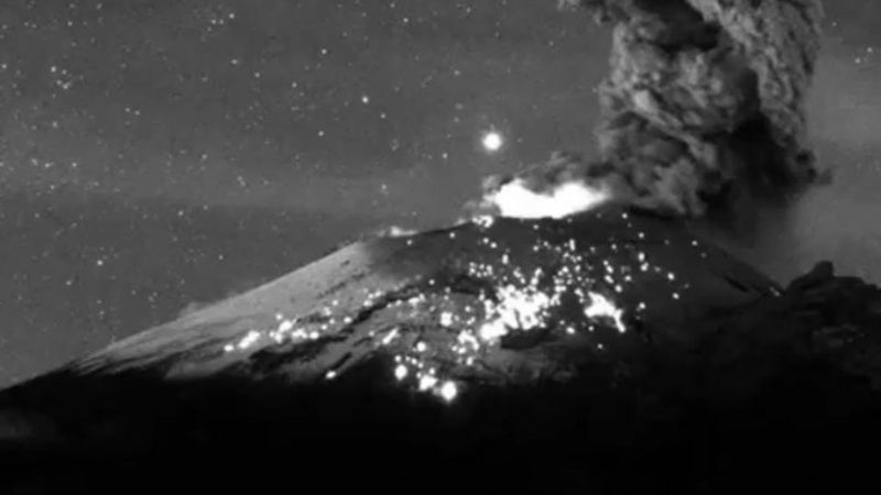 Volcán Popocatépetl hace explosión; lanza vapor de agua y gas: VIDEO
