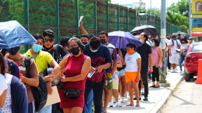 Jóvenes 'llenan' centros de vacunación contra COVID-19 en Cancún