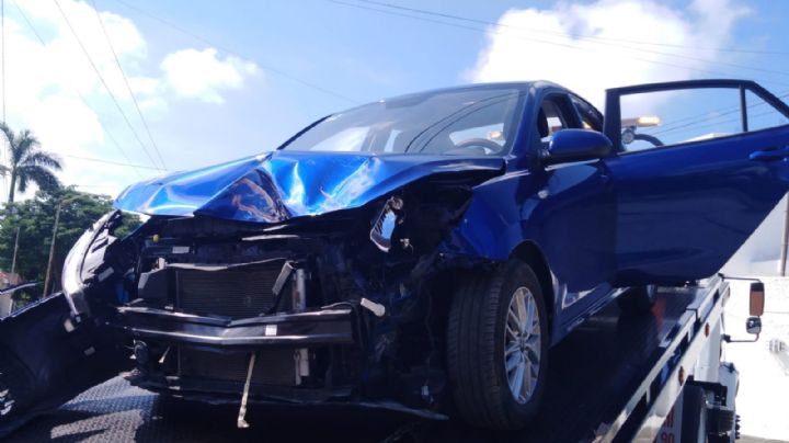 Mujer estrella su automóvil contra una camioneta en Mérida