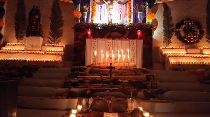 Fieles católicos conmemoran el Día de Muertos en la Parroquia de Chetumal