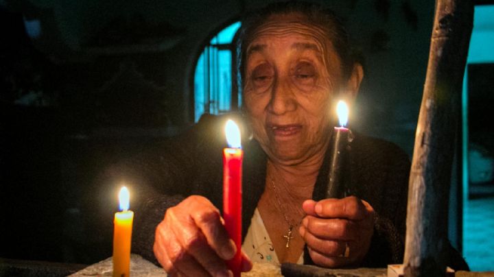 Familias iluminan con velas el camino de las ánimas en Chumayel, Yucatán