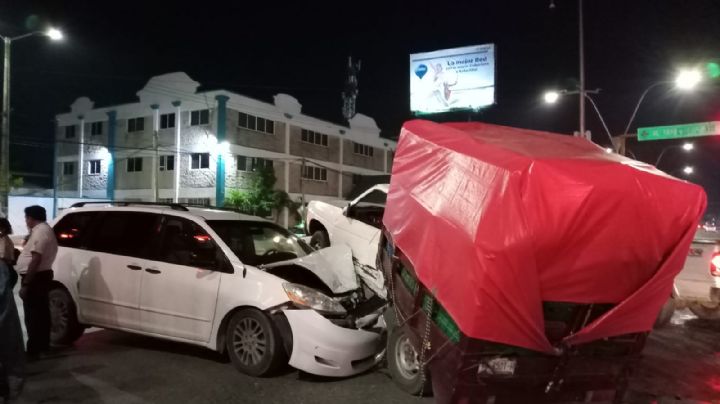 Camioneta queda debajo de otra tras choque en la Región 100 de Cancún