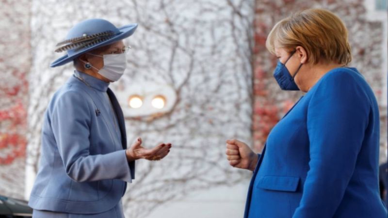 Reina Margarita de Dinamarca rechaza saludar a Angela Merkel con el puño: VIDEO