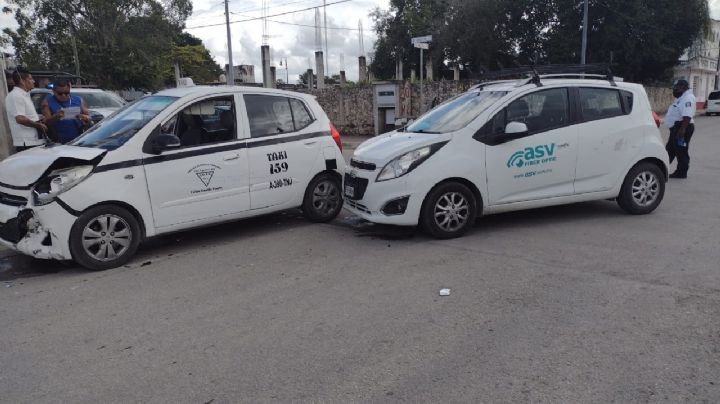 Automovilista choca a taxista tras no respetar su alto en Carrillo Puerto