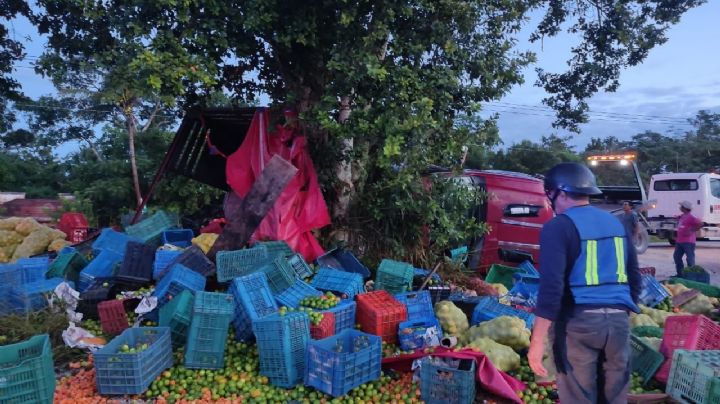 Vuelca camión cargado de verduras sobre la carretera Cancún-Leona Vicario