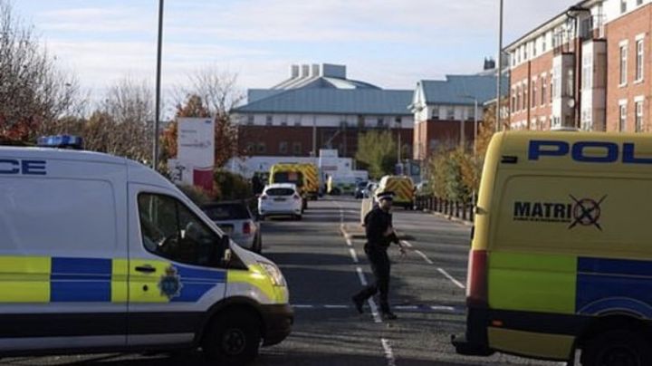 Explosión de un taxi afuera de hospital en Liverpool deja un muerto y un herido: VIDEO