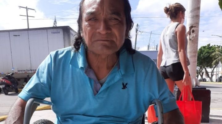 'Chabelo' vende pepitas tras quedar postrado en una silla de ruedas en Cozumel; era pescador
