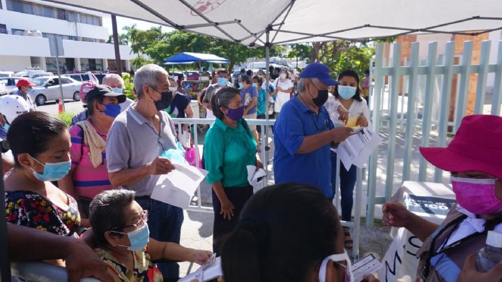 Entregan tarjetas de apoyo a adultos mayores en San Francisco Campeche