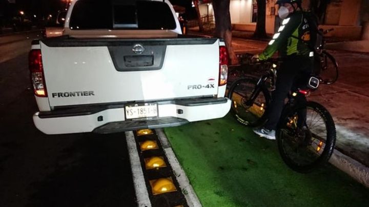 Envían al corralón a camioneta del Gobierno Federal por invadir la ciclovía en Mérida