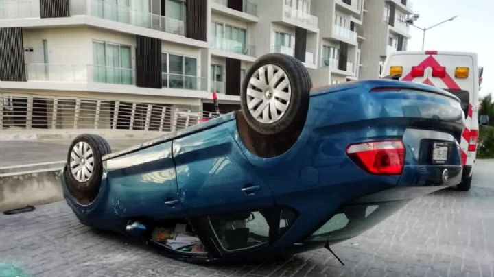 Hombre resulta lesionado tras volcar su automóvil en Puerto Cancún