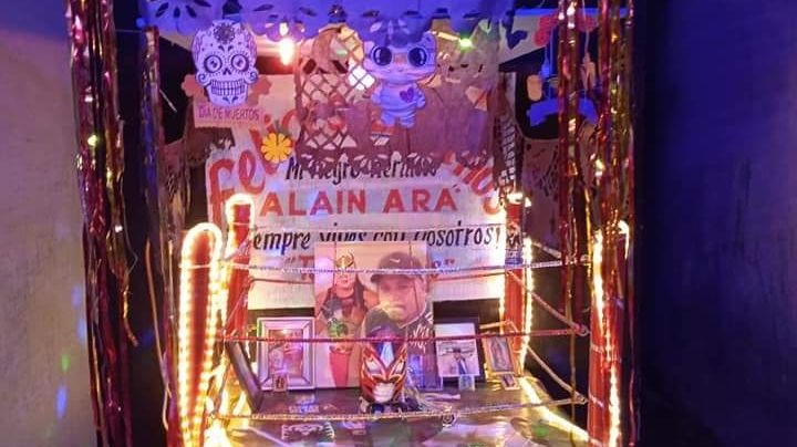 Padre del luchador 'King Blazer' rinde homenaje a su hijo con peculiar altar de muertos en Chetumal