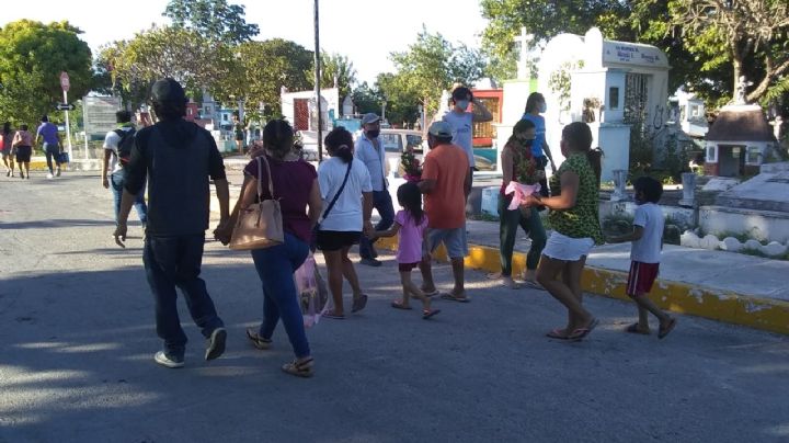Familias visitan a sus seres queridos en el Cementerio Xoclán de Mérida: EN VIVO