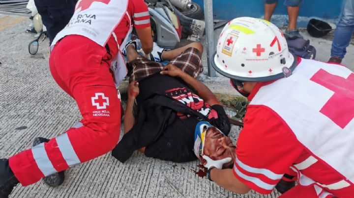 Motociclista se pasa el alto y es arrollado por una camioneta en Ciudad del Carmen