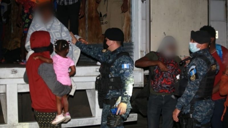 Policía de Guatemala halla a 54 migrantes haitianos en un camión con destino a México