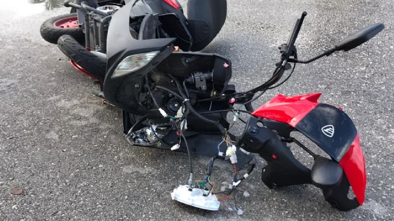 Jóvenes resultan lesionados tras chocar su moto contra un poste en Cancún