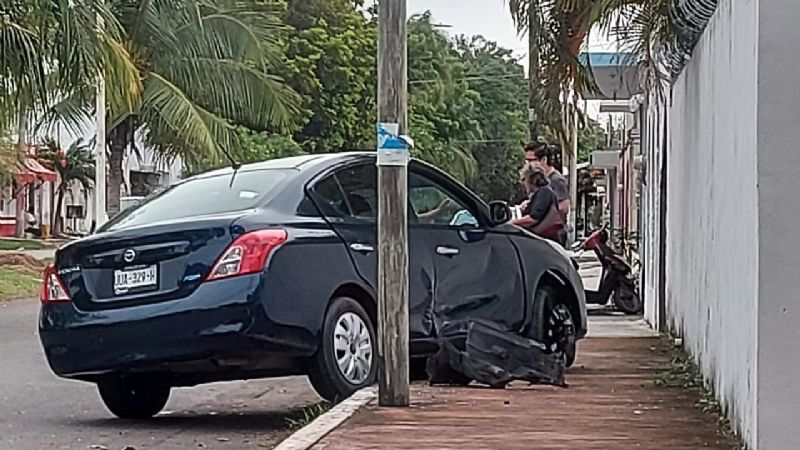Automovilista termina sobre el camellón tras chocar con otro auto en Chetumal