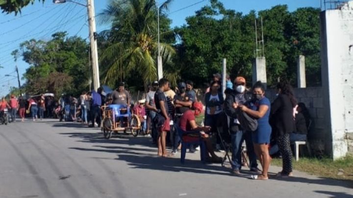 Pobladores de Sabancuy hacen larga fila para vacunarse contra el COVID-19