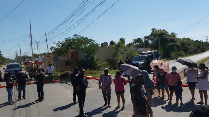 Vecinos bloquean calle en Mulchechén, Kanasín; exigen a la CFE atender su demanda