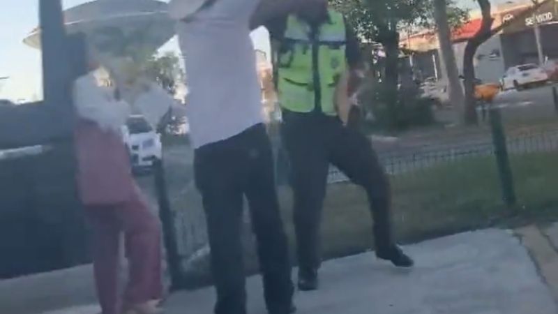 Hombre golpea con una pistola a policía en Tabasco: VIDEO