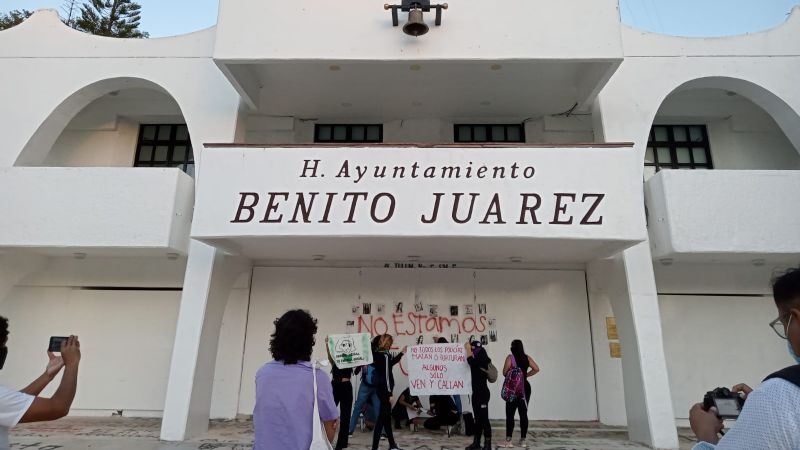 Colectivos feministas se manifiestan en el Ayuntamiento de Cancún por el 25N: EN VIVO
