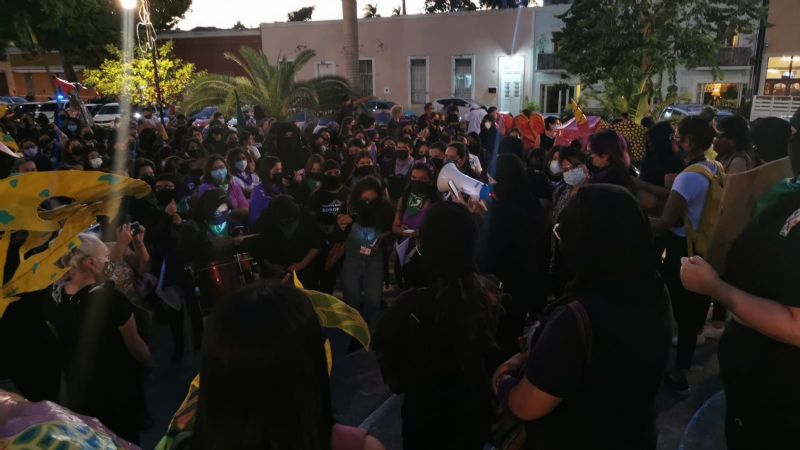 Colectivos feministas marchan por el 25N en Mérida: EN VIVO
