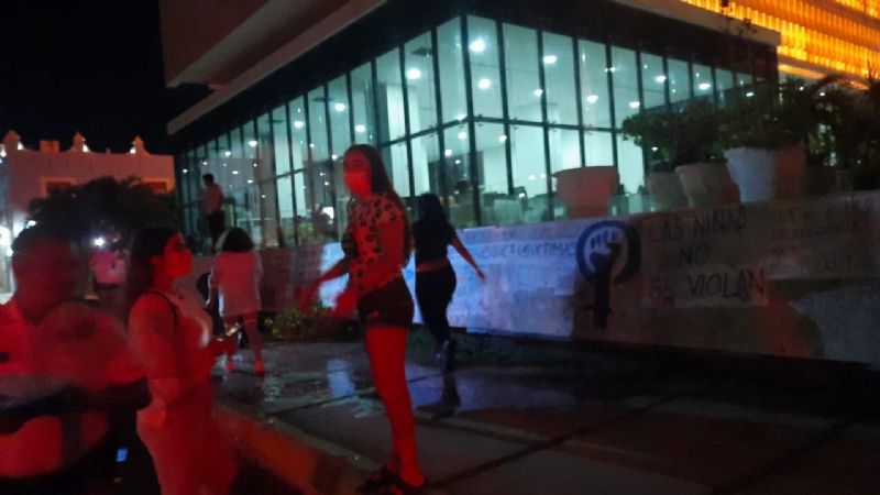 Feministas se manifiestan en el Palacio de Gobierno de Campeche