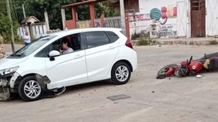 Conductora se pasa el alto y golpea a dos jóvenes abordo de una moto en Ticul