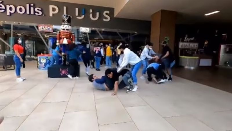Jóvenes se agarran a golpes por boletos de Spiderman en Cuernavaca: VIDEO