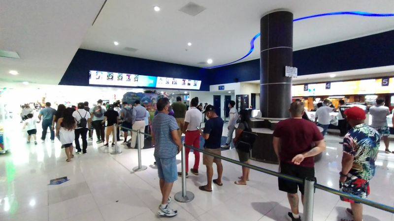 Cancunenses forman largas filas para conseguir boletos de Spider-Man: No Way Home