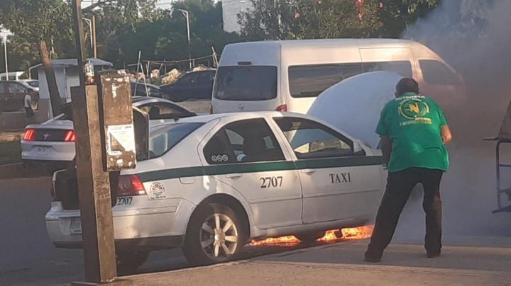 Se incendia taxi en el paradero de Soriana de la Av. Niños Héroes en Cancún