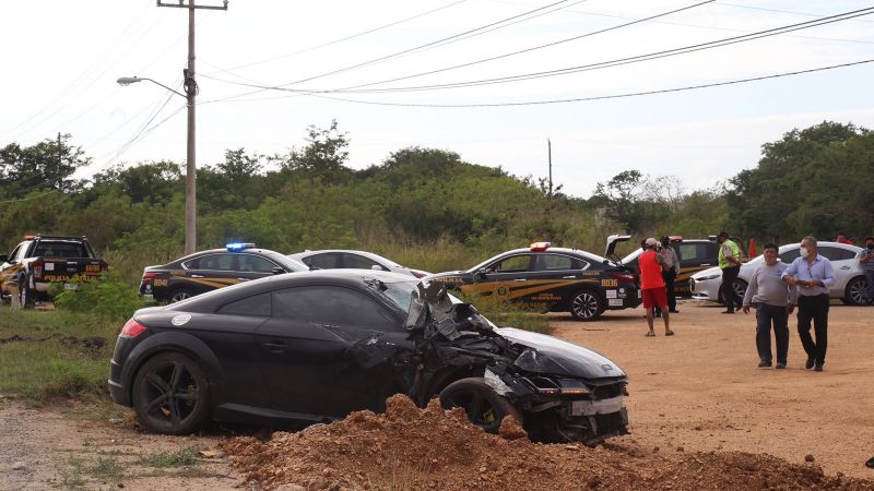 Auto de lujo provoca carambola sobre la carretera Mérida-San Antonio Hool