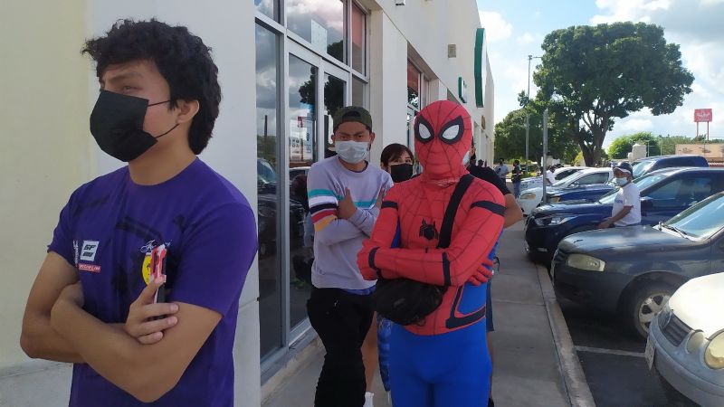 Fan se disfraza de Spider Man para comprar boleto de cine en Tizimín