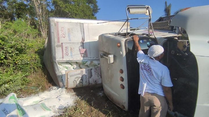 Vuelca tráiler cargado de harina en la carretera José María Morelos-Polyuc