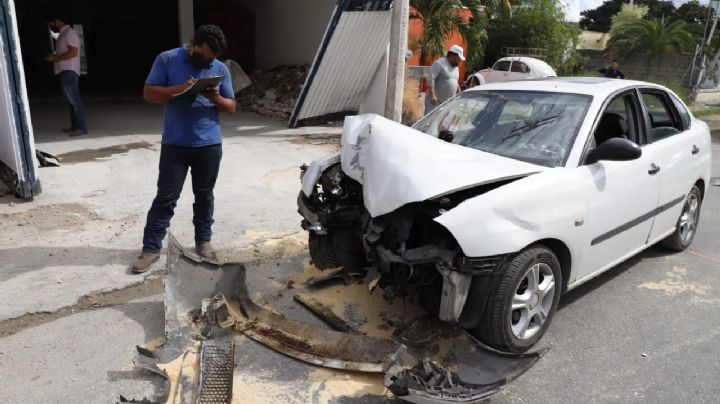 Joven pierde el control de su vehículo y destroza dos postes de luz en Mérida