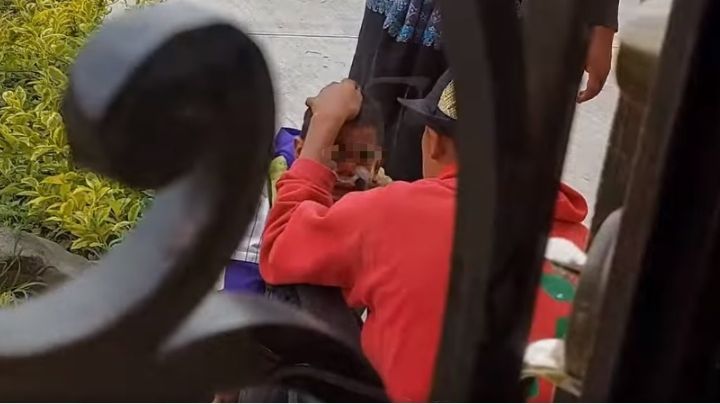 Niños son obligados por sus padres a trabajar como payasitos en Monterrey: VIDEO