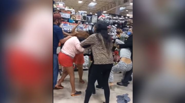 Mujeres pelean a golpes en supermercado de Playa del Carmen: VIDEO