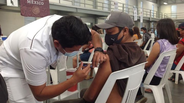 Aplican vacuna antiCOVID a adolescentes en Acanceh; reportan 4 desmayados