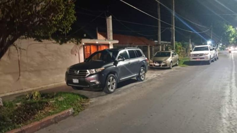 Cozumel: Vecinos exhiben a exfuncionario municipal por obstruir el paso peatonal con sus coches