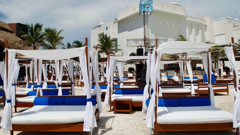 Mandala Beach en Cancún promociona fiestas con fotografías de gente sin cubrebocas