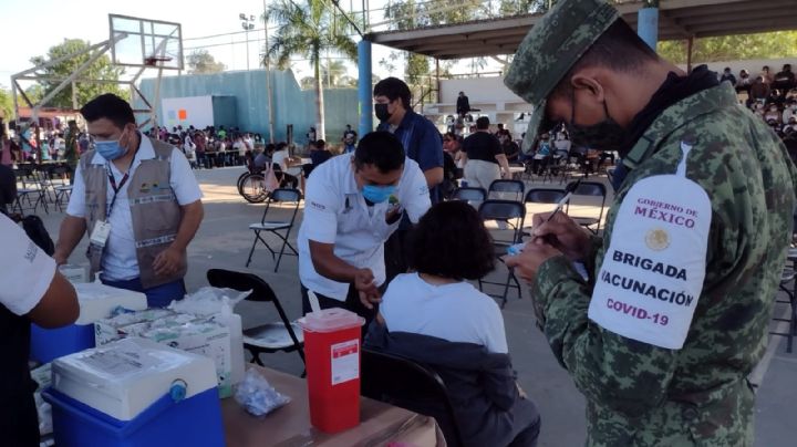 Vacunan contra el COVID a menores de edad en Felipe Carrillo Puerto