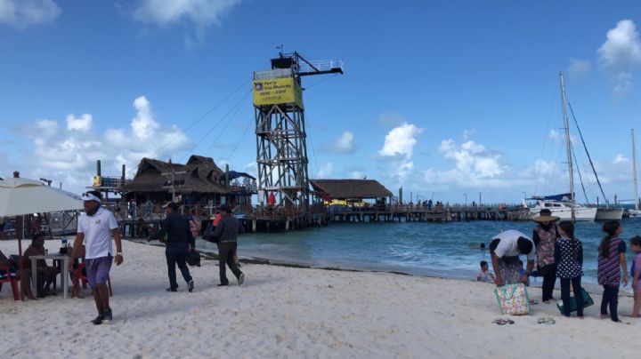 Turistas disfrutan de Playa Tortugas mientras la Guardia Nacional patrulla la zona: EN VIVO