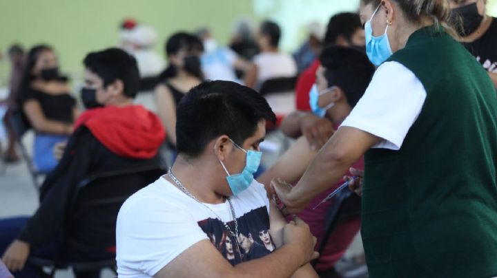 Adolescentes de 15 a 17 años y abuelitos reciben vacuna anticovid en Yucatán