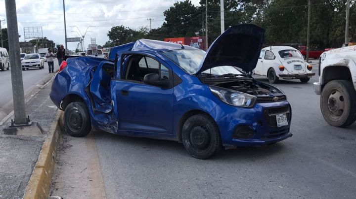 Automovilista choca contra un poste en Cancún; hay una mujer lesionada