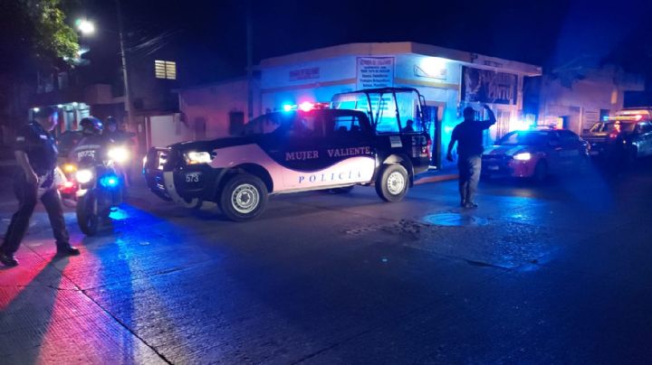 Policías detienen a tres hombres por disparar afuera de una casa en Ciudad del Carmen
