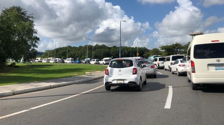 Se registra tráfico vehicular en la entrada al aeropuerto de Cancún