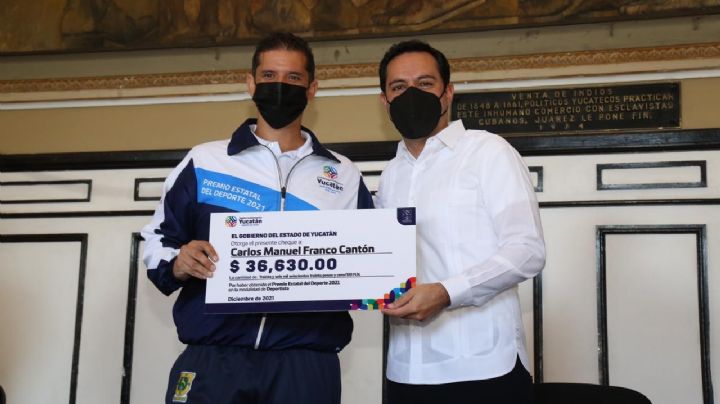 Mauricio Vila entrega el Premio Estatal del Deporte 2021 a Carlos Franco Cantón