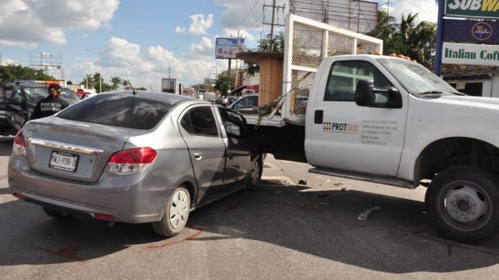 Automóvil queda prensado contra un camión en la carretera Mérida-Valladolid