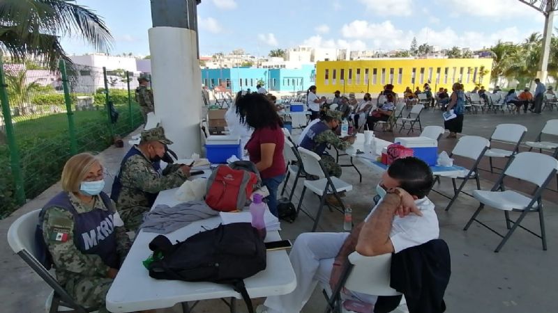 Abuelitos reciben tercera dosis anticovid de AstraZeneca en Isla Mujeres