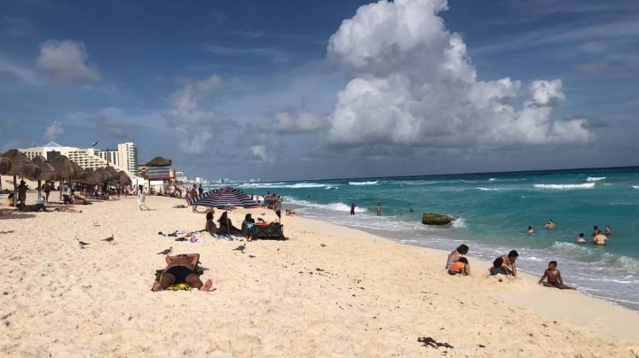 Bañistas abarrotan playas de Cancún previo al fin de semana: EN VIVO