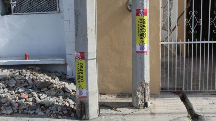 Vecinos de Ciudad del Carmen exigen reparación de postes de la CFE a punto del colapso